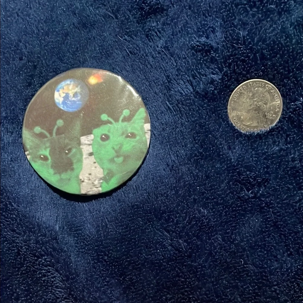 Cat Alien Button Pin - Picture 1 of 2